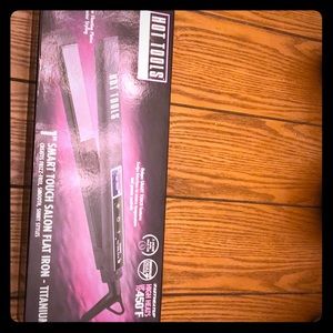 Hot tools professional 1” Smart Touch Flat Iron